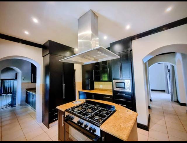 5 BEDROOM HOUSE FOR SALE IN WATERKLOOF RIDGE